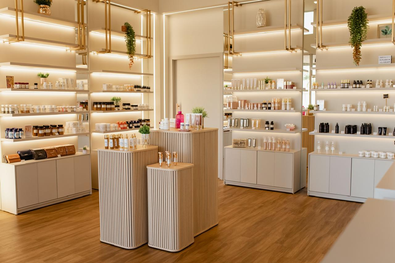 Prateleiras iluminadas com nutracêuticos e dermocosméticos
