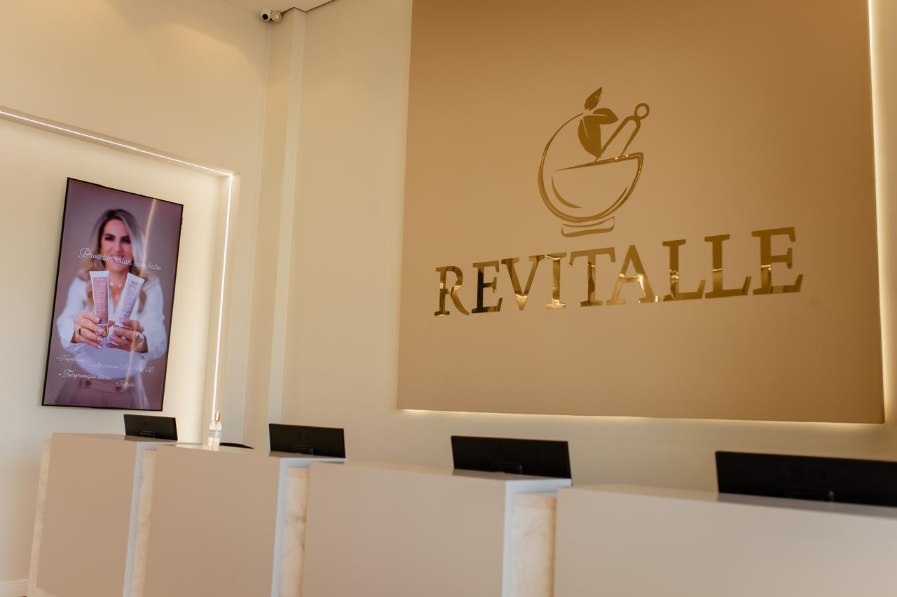 Parede assinatura da Revitalle em dourado